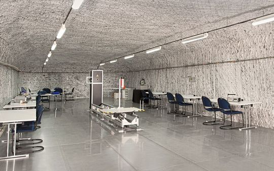 Innenansicht des PTB-Labors UDO II im Salzbergwerk in Grasleben, 430 m unter Tage. Der Fußboden aus aktivitätsarmem Edelstahl ist auf ein mit reinem Steinsalz verfülltes Holzständerwerk aufgebracht. Wände und Decke des Labors bestehen ebenfalls aus dem sehr aktivitätsarmen reinen Steinsalz. Innenansicht des PTB-Labors UDO II im Salzbergwerk in Grasleben, 430 m unter Tage. Der Fußboden aus aktivitätsarmem Edelstahl ist auf ein mit reinem Steinsalz verfülltes Holzständerwerk aufgebracht. Wände und Decke des Labors bestehen ebenfalls aus dem sehr aktivitätsarmen reinen Steinsalz.