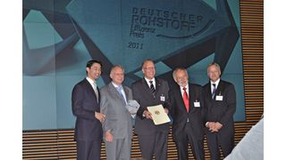 Bundeswirtschaftsminister Dr. Philipp Rösler gratuliert in Berlin den Gewinnern des deutschen Rohstoffeffizienzpreises 2011.  (Bild: Bechem)