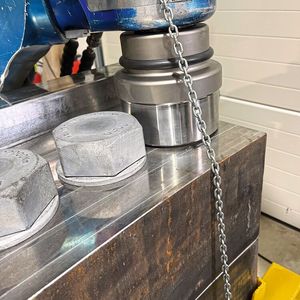 Die M72 HV-Schrauben werden mit dem MXT-35-Hydraulikschrauber verschraubt.(Bild:  Hytorc)