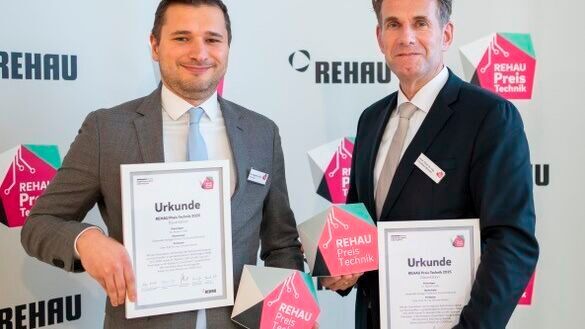 Dr. A. Celik, hier links neben seinem Doktorvater, Prof. Dr. C. Bonten (Bild:  Rehau/Patrick Pleßgott)