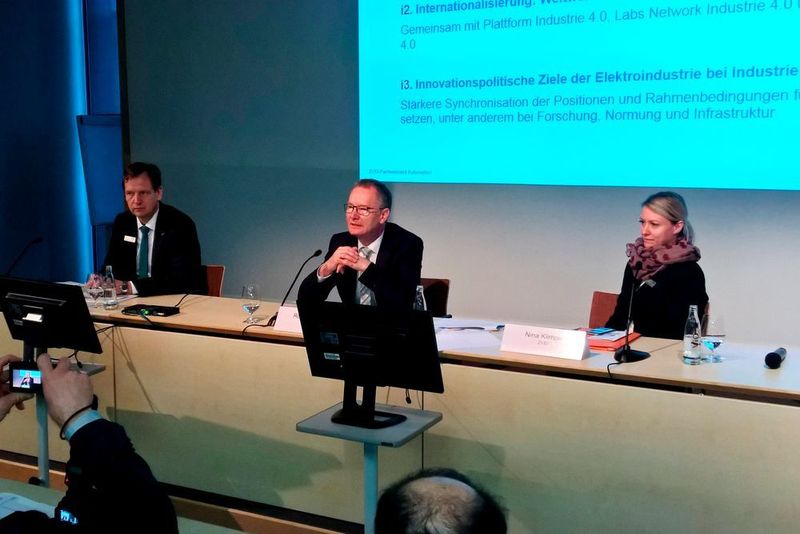 Bei der Pressekonferenz des ZVEI stellte Roland Bent, Vorstandsmitglied ZVEI-Fachverband Automation und Geschäftsführer bei Phoenix Contact die 3i-Strategie des Führungskreises Industrie 4.0 vor: 1. Weitere Implementierung bisheriger Arbeitsergebnisse, u.a. RAMI 4.0. 2. Weltweite Vermarktung und Umsetzung von „Industrie 4.0“. 3. Stärkere Synchronisation der Positionen und Rahmenbedingungen für die Digitalisierung der Industrie aus Sicht der Elektroindustrie mitgestalten. (S.Häuslein/konstruktionspraxis)