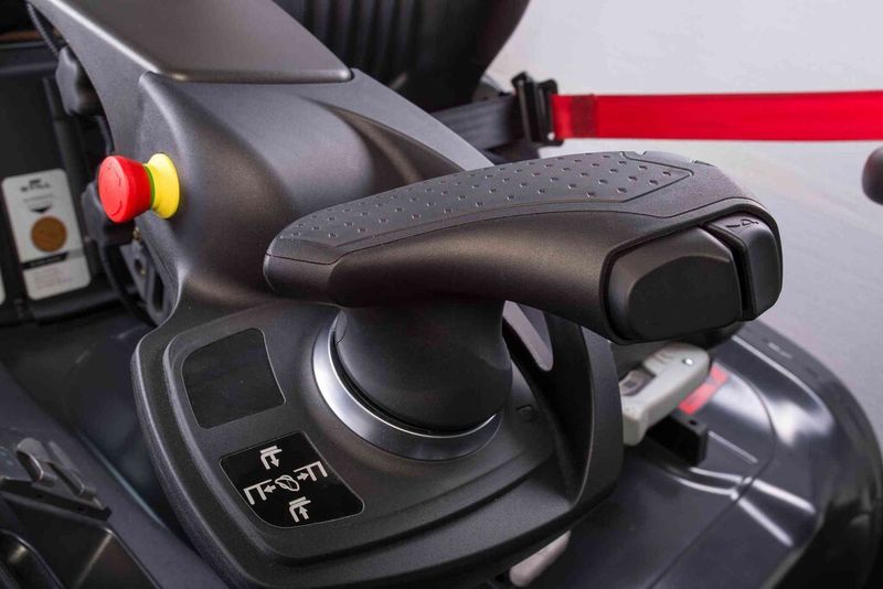 Der Elobau Multifunktionsgriff, der in den neuen Gegengewichts- und Schubmaststaplern enthalten ist: Er fügt sich ergonomisch in die Hand und fühlt sich durch softe Kunststoffelemente angenehm an. Wie das Vorgängermodell enthält der Griff je eine Wippe für Fahrtrichtung und Neigen, den linearen Querschub-Schieber sowie eine Funktions- und eine Hupentaste. (Bild: Still / Elobau)