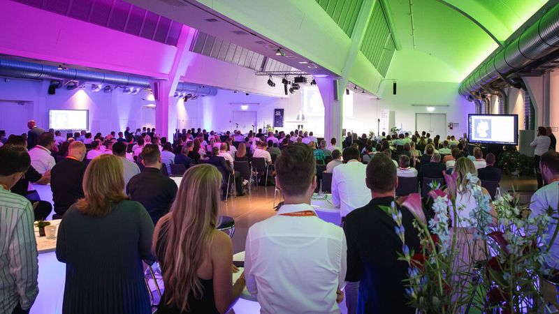 ... nahmen am Event teil, den die Redaktion »kfz-betrieb« gemeinsam mit den Businesspartnern BDK, Car Garantie, DAT, Loco-Soft, Mobile.de und TÜV Nord veranstaltet hat. (Bild: Stefan Bausewein)