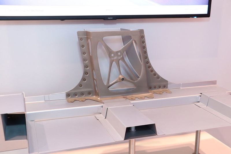 Mehrere Entwicklungspartner der Automobilindustrie haben im Forschungsprojekt „straVari“ ein Karosserie-Knotenbauteil entwickelt. Am Stand von EDAG konnte das im 3D-Drucker hergestellte, metallische Bauteil mit variablen Wandstärken besichtigt werden. (Klasing)