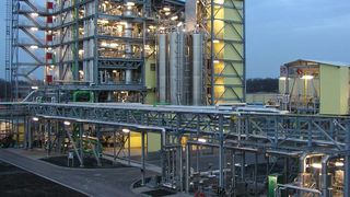 Lanxess hat auf seiner World Scale-Anlage in Hamm-Uentrop aus 20 t biobasiertem Butandiol (BDO) Polybutylenterephthalat (PBT) produziert. Das eingesetzte BDO wurde mit der Prozesstechnologie von Genomatica hergestellt. (Bild: Lanxess)