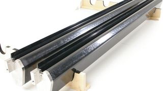 Die ressourcenschonende, bionische Faserablage ist die Spezialität von Biontec aus St. Gallen. Das Bild zeigt CFK-Messerbalken für Walzwerke, die mittels Ultrahochmodul-Fasern (E=640GPa) verstärkt wurden und so ausgelegt sind, dass ihre Durchbiegung beim Anpressen an die Walze genau der Bombierung der Walze entspricht, heißt es. (Bild: Biontec)