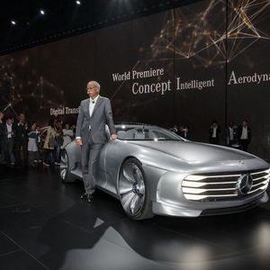 Dr. Dieter Zetsche, Vorstandsvorsitzender der Daimler AG und Leiter Mercedes-Benz Cars präsentiert das  Mercedes-Benz "Concept IAA" (Intelligent Aerodynamic Automobile). Angetrieben wird die Studie von einem Plug-in-Hybridantrieb mit 279 PS, der 250 km/h erreicht. Das Konzeptfahrzeug ist zwei Autos in einem: Aerodynamik-Weltrekordler mit einem cw-Wert von 0,19 und viertüriges Coupé mit faszinierendem Design. Die Studie, die auf der IAA in Frankfurt ihre Weltpremiere erlebt, schaltet ab einer Geschwindigkeit von 80 km/h automatisch vom Design-Modus in den Aerodynamik-Modus und verändert durch zahlreiche aktive Aerodynamik-Maßnahmen ihre Gestalt.