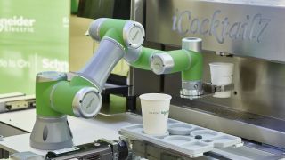 Der Leichtbauroboter verfügt über eine sensible Kraftüberwachung. (Bild: Schneider Electric)