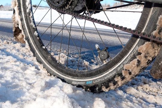 Die Angebotsvielfalt an speziellen Winterreifen für Fahrräder und E‑Bikes wächst stetig.(Bild:  www.pd-f.de / Gunnar Fehlau)