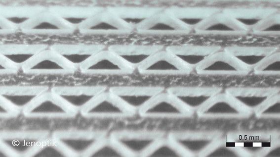 Bild 2: Schneiden von Stegen in transparentem Poly-L-Lactat ohne thermische Schädigung und gratfrei (30 µm breit, Materialstärke 120 µm). (Bild: Jenoptik)