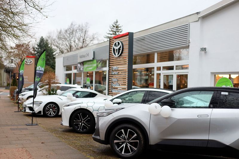 Toyota setzt künftig auf mehr variable Margenelemente. Zudem mischt der Hersteller stärker im Gebrauchtwagengeschäft mit und räumt sich in den neuen Händlerverträgen das Recht ein, eigene Niederlassungen zu eröffnen.(Bild:  S+K)