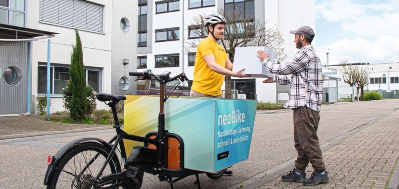 Abb.1: In Heidelberg liefert der ortsansässige Laborhändler Neolab seine Produkte nachhaltig per Lastenrad.(Bild:  Neolab)