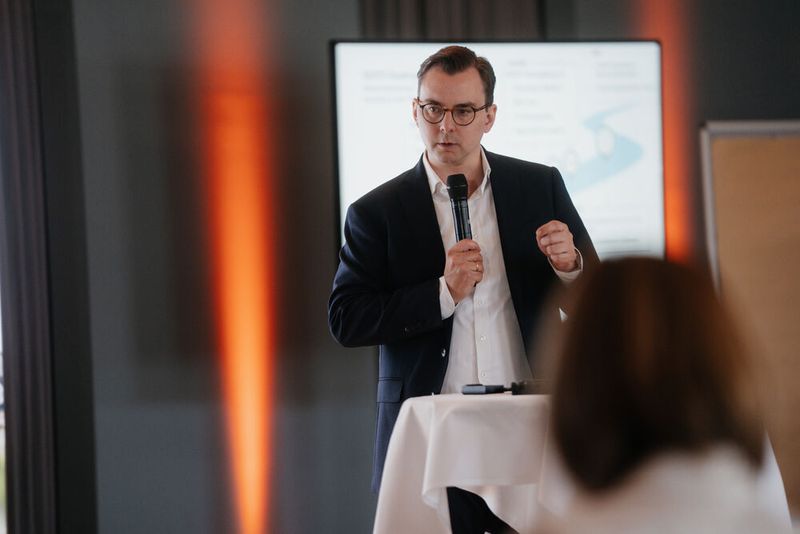 Registermodernisierung konkret: In seiner Keynote ging Michael Pfleger (FITKO) auf den Status quo und politische Weichenstellungen ein. (Bild: Manuel Emme Fotografie)
