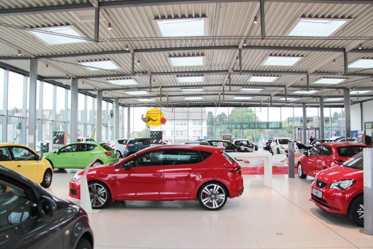 Das lichtdurchflutete Obergeschoss der Halle – eine Schande, dass hier zur Markenseparierung noch Trennelemente gesetzt werden müssen. (Foto: Gieraths)