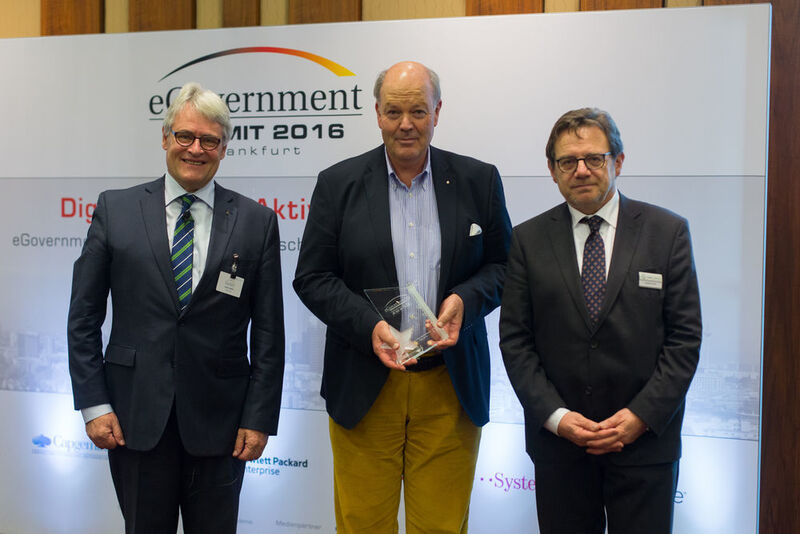 Der Gewinner des Kommunal Awards der eGovernment Computing, der Oberbürgermeister von Norderstedt Hans-Joachim Grote (m.), und sein Laudator, der Gewinner des Vorjahres, Stadtdirektor Guide Kahlen (www.offenblen.de)