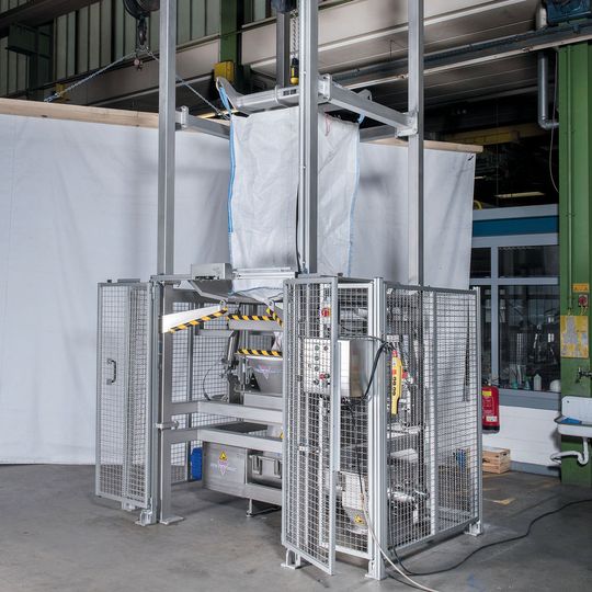 Die Big Bag-Entleeranlage ist Atex-gerecht ausgeführt und zum Schutz des Bedienpersonals mit einer Schutzumwehrung ausgestattet. Die Big Bag-Entleeranlage ist Atex-gerecht ausgeführt und zum Schutz des Bedienpersonals mit einer Schutzumwehrung ausgestattet.