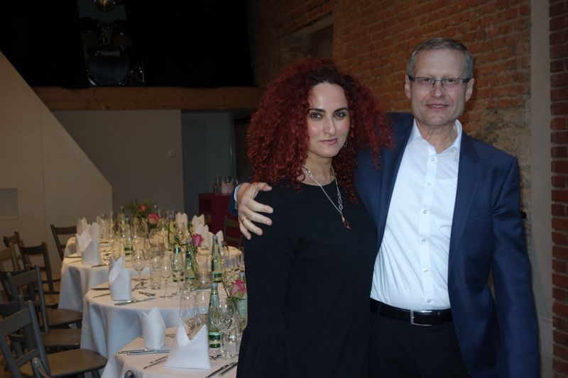 Vielen Dank für die tolle Zusammenarbeit! Besa, IT-BUSINESS, und Hans-Jürgen Schneider, dexxIT. (Bild: IT-BUSINESS)