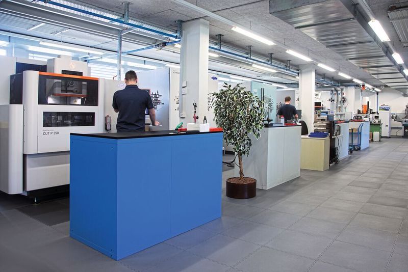 Moderner Maschinenpark: Der Erodierbereich wurde vor kurzem durch eine Agie-CUT-P350-Drahterodiermaschine und eine Agie-FORM-P350-Senkerodiermaschine erweitert. (deskall.ch / Rasmus Frei)