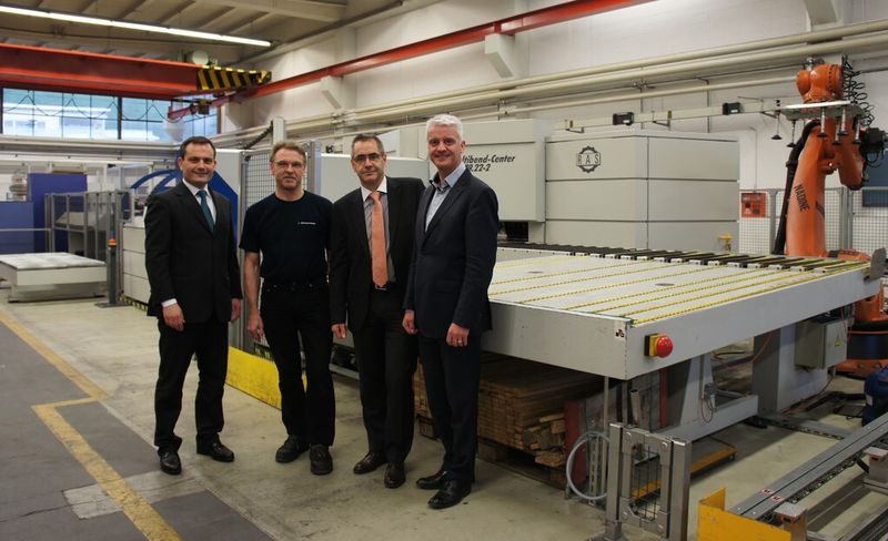 V.l.n.r.: Luigi Greco (Gebrüder Spiegel AG), Martin J. Spahr (Schulthess Maschinen AG), Gion A. Huonder (Schulthess Maschinen AG) und Willy Stahl (RAS Reinhardt Maschinenbau GmbH) vor dem «Multibend-Center». (Bild: L.Meister)