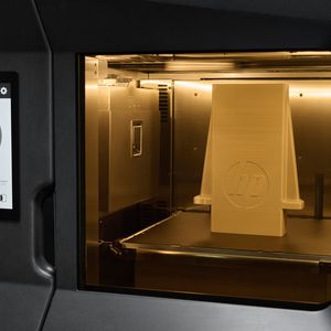 Der HP Industrial Filament 3D-Drucker 600 High Temperature (HT) ermöglicht Hochtemperaturmaterialien und anspruchsvolle Anwendungen zu verarbeiten. Dazu gehören Luft- und Raumfahrt, Öl und Gas sowie Medizin, die Automobilindustrie und die industrielle Fertigung. (Bild:  HP)