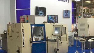 Hier sieht man eine Mikromat 3GX, präsentiert auf der letzten Grindtec. Mit dieser weiteren Maschine aus der G-Baureihe kommt jetzt ein Schleifsystem auf den Markt, das auch mit einem Roboter kollaborieren kann. (Mikromat)