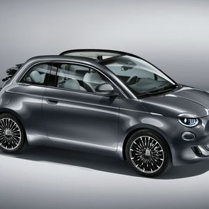 Optisch bleibt er seinem Stil treu, technisch ist der neue Fiat 500 hingegen ein echter Neuanfang.(Bild:  Fiat)