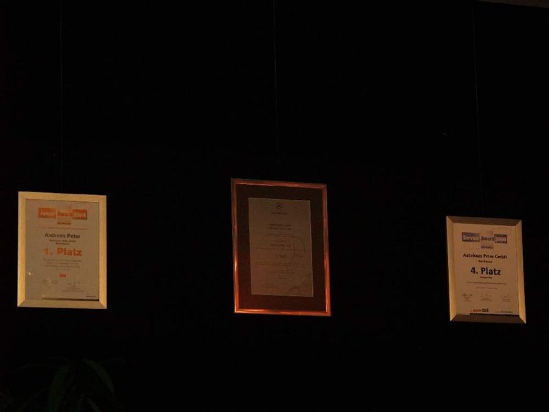 Immer zeigen was man hat: Urkunden für gute Platzierungen beim Junior und Service Award des Fachmagazins »kfz-betrieb«. (Archiv: Vogel Business Media)