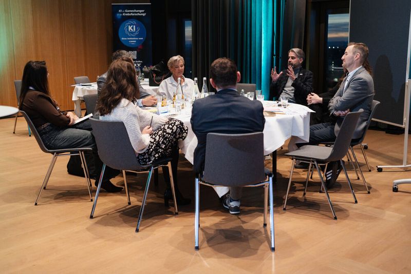 Stuhlkreis-Zeit! Im Roundtable „KHZG in der Praxis“ erarbeitete Stefanie Kemp mit den Teilnehmerinnen und Teilnehmern Voraussetzungen für Fördertöpfe und Förderrichtlinien. (Bild: Manuel Emme)