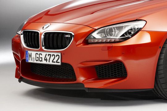 Äußerlich grenzt sich der M6 u.a. durch schwarze Kühlergrilleinsätze, modifizierte Lufteinlässe, Kiemen hinter den Radhäusern und einen Heckdiffusor von den zivileren Versionen des BMW 6er ab. (Foto: BMW)