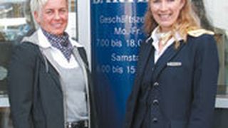 Strahlende Gesichter dank der reibungslosen Software-Umstellung: Die HRF-Vertriebsmitarbeiterin
Silke Reimann-Otto (li.) und die Serviceassistentin im Autohaus Bartels Silke Schuchardt.   Fotos: Mauritz (Archiv: Vogel Business Media)