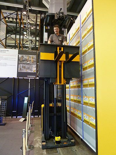 Auf der Pack&Move 2010 zeigte Jungheinrich den neuen Vertikalkommissionierer EKS 210/312 mit Lagernavigation. Er fährt den Palettenplatz vollautomatisch an. Damit geht die Einarbeitungszeit für Kommissionierer fast gegen Null.  (Archiv: Vogel Business Media)