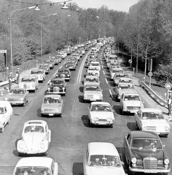 Schon in des 1960er Jahren staute sich der Verkehr in Richtuing Messegelände. Im April 2020 werden die Staus wohl eher ausbleiben.  (Bild: Photocredit_ARH, Slg. Koberg)