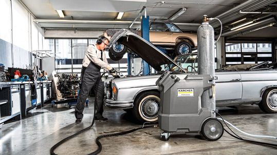 Trockeneisstrahlen hat prinzipiell nur einen Haken: die Produktion, den Transport und die Lagerung des Trockeneises. Dieses Problem löst das IB 10/8 L2P von Kärcher. Als erstes Gerät produziert es sein Trockeneis selbst.(Bild:  Kärcher)