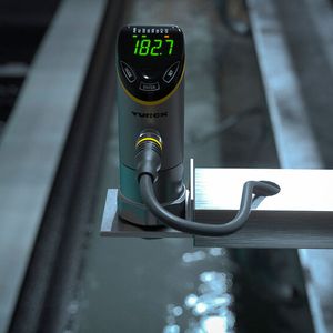 Das alphanumerische Bicolor-Display mit kapazitiven Tastern vereinfacht die Bedienung und Inbetriebnahme der Sensoren.(Bild:  Turck)