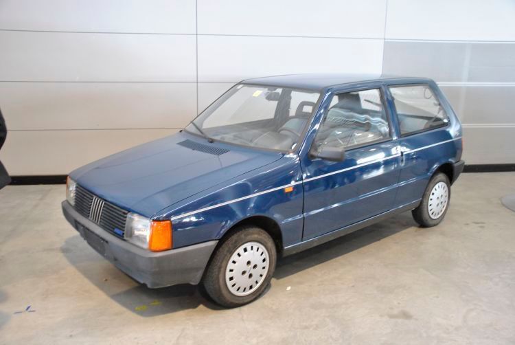 Nicht wirklich rausgeputzt und eine offenbar begrenzte Nachfrage, aber immerhin: Auch ein Fiat Uno ist auf den Straßen mittlerweile selten geworden und die Exemplare, die es noch gibt, verdienen zumindest teilsweise ebenso ihren Erhalt. (Dominsky)