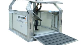 Der Jettainer-Container für Pferde kann einfach aufgebaut und nach dem Flug eingeklappt werden. (Bild: Jettainer)