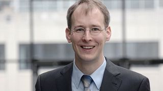 Dr. Edgar Willenborg vom ILT erklärt zum Projekt Laseredge: „Wir tragen dabei kein Material ab – das Blech wird sogar an der veredelten Stelle um einige Mikrometer dicker.“ (Bild: Fraunhofer-ILT)