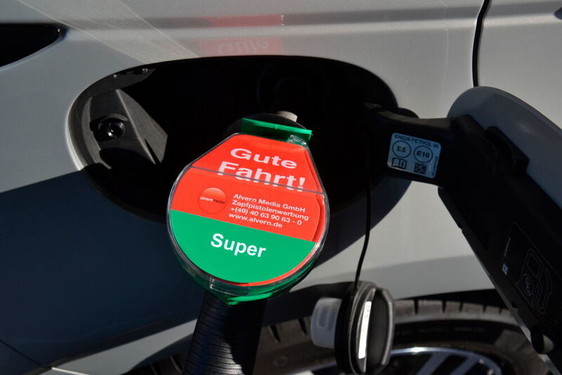 Derzeit beträgt der Steueranteil in Deutschland pro Liter Superbenzin rund  89 Cent, in Österreich liegt der Steueranteil bei 69 Cent. Der Kraftstoffverbrauch des Evoque hingegen ist länderunabhängig. (Michel/»kfz-betrieb«)