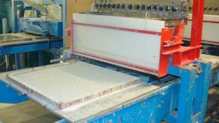 Bestreuer für Bodenplatten (Bild: Sinex)