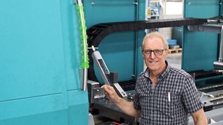 Werner Baumann, Leiter der Elektroabteilung bei TBT Tiefbohrtechnik, zeigt eine der Tiefbohrmaschinen, die in  Dettingen/Ems entstehen.  (LQ Mechatronik-Systeme)