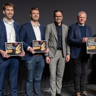 Unter zahlreichen Bewerbungen aus dem In- und Ausland hat die Jury drei Unternehmen für den ROBOTICS AWARD ausgewählt. Bewertet wurden dabei sowohl der technische Innovationsgrad der Lösungen als auch die Marktreife sowie die ökonomische Umsetzung. (Bild: Hannover Messe)