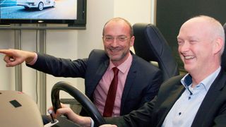 Prof. Dr. Andreas Dengel, Leiter des Forschungsbereichs Smarte Daten &
Wissensdienste am DFKI und Matthias Schultalbers, Executive Vice President for Powertrain Mechatronics bei IAV an einem Fahrsimulator. (IAV)
