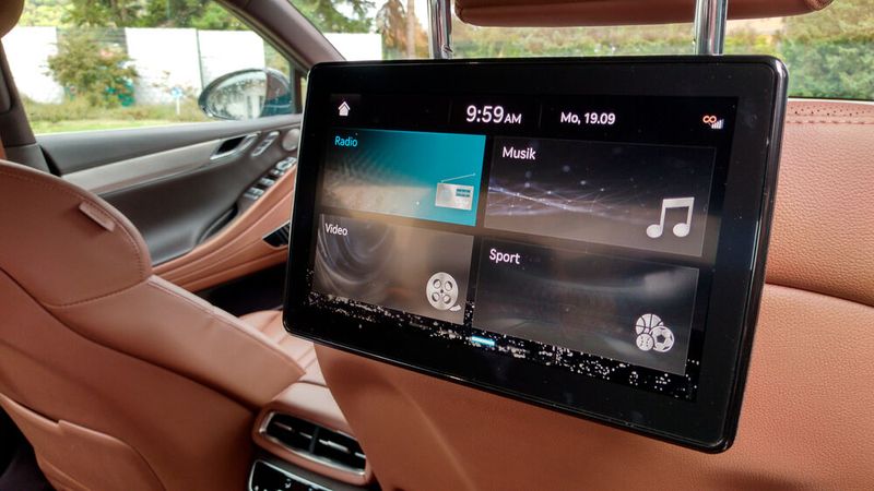 Musik, Videos oder Sport: Gekoppelt mit dem eigenen Smartphone kann jeder der Mitfahrer hinten sein eigenes Programm zusammenstellen. (Bild: Thomas Günnel/Automobil Industrie)