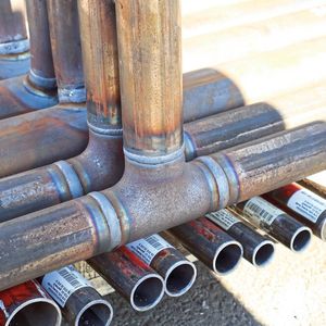 Präzise schneiden und anfasen – das realisiert Isoplus auf der Anlage von Müller Opladen bei großen wie bei kleinen Verteilerrohren. Am Ende stehen saubere Schweißnähte.(Bild:  Müller Opladen)