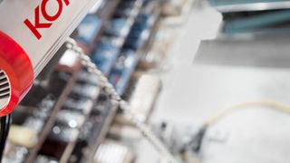 Mit einer vierfach höheren Lebensdauer als bisherige Modelle kommt die neue Baureihe von Arbeitsplatz-Hebesystemen von Konecranes daher. (Bild: Konecranes)