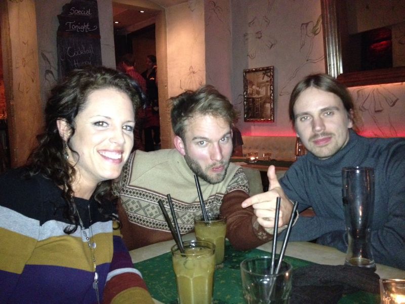 Interne Weihnachtsfeier von PROCESS, LABORPRAXIS, PROCESS Worldwide, Bulk Solids Handling und Schüttgut vom 05.12.2012   Dank einiger Cocktails hat Michi seine Sprache wieder gefunden. Auch das erfreut die Meike wohingegen der Dominik etwas skeptischer schaut. Weitere exklusive Bilder zur Vogel Weihnachtsfeier finden Sie auf unserer Facebook-Fanpage. Jetzt reinschauen und Fan werden. Wir freuen uns über jeden Like. (Bild: PROCESS)