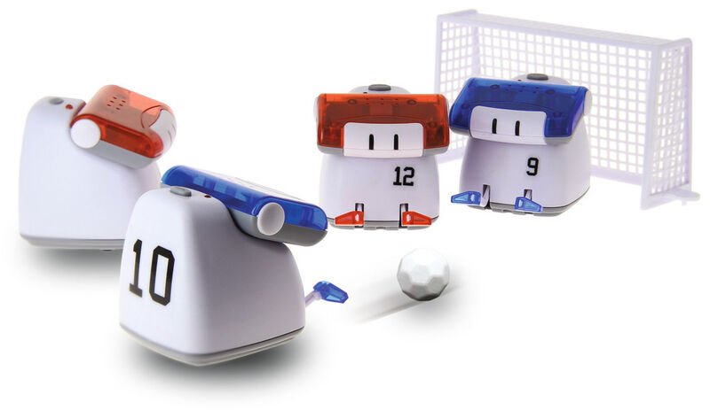 Der Kick-Robot kommt in Blau oder Rot und nimmt per Bluetooth Kontakt zu seinem Trainer auf. Einmal gekoppelt, lässt er sich durch Neigen und Kippen des Smartphones über das Mini-Spielfeld dirigieren und kickt bereits nach einigen Trainingsrunden den Ball zielsicher ins mitgelieferte Tor. (Bild: Beewi)