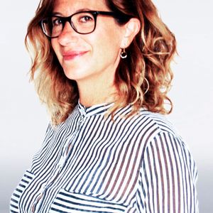 Die Designerin Francesca Sangalli leitet ab sofort das Team „Color & Trim Concept & Strategy“ bei Seat. Die 48-Jährige hat künftig wesentlichen Anteil an der Entwicklung der Strategie für neue Farben und Materialien kommender Modelle. Vor ihrem Wechsel zu Seat war sie 16 Jahre lang bei dem Mercedes-Benz Advanced Design Studio in Como tätig. Dort war sie unter anderem für Trends, Strategie und Innovation im Farb- und Materialdesign verantwortlich. Francesca Sangalli folgt auf Jordi Font, der ab sofort für die operative Umsetzung der Designstrategie verantwortlich sein wird.
Francesca Sangalli hat ihr Architekturstudium mit Schwerpunkt Industriedesign und Innenarchitektur am Polytechnikum Mailand mit Prädikatsexamen abgeschlossen. Darüber hinaus kann sie einen Abschluss in Industriedesign von der Brunel University in London vorweisen und spricht Italienisch, Englisch und Französisch.