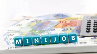 Zum 1.7.2021 ist der Mindestlohn gestiegen. Dies wirkt sich auch auf die maximale Stundenzahl aus, die Minijobber arbeiten dürfen. (©Tatjana Balzer - stock.adobe.com)