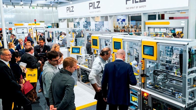 Im Hannover-Messe-Gepäck hat Pilz (Halle 9, Stand D17) mit dem PITmode fusion ein modular aufgebautes System Betriebsartenwahl- und Zugangsberechtigungssystem. PITmode fusion besteht aus der Ausleseeinheit PITreader mit RFID-Technologie und integriertem Webserver sowie der Auswerteeinheit Safe Evaluation Unit (SEU). Durch die Trennung der Komponenten ist PITmode fusion nahtlos in das Design bestehender Bedienpulte integrierbar.  So eröffnet die modulare Variante des Betriebsartenwahlschalter neue Anwendungsmöglichkeiten. Zudem kann die Ausleseeinheit PITreader flexibel eingesetzt werden: Wer nur eine Zugangsberechtigung regeln möchte, kann dies mit dem PITreader als Standalone-Gerät tun. Darüber hinaus ist mit den zugehörigen, beschreibbaren RFID-Schlüsseln ein gruppenbasiertes Berechtigungsmanagement realisierbar. (Bild: Matthias Merz)